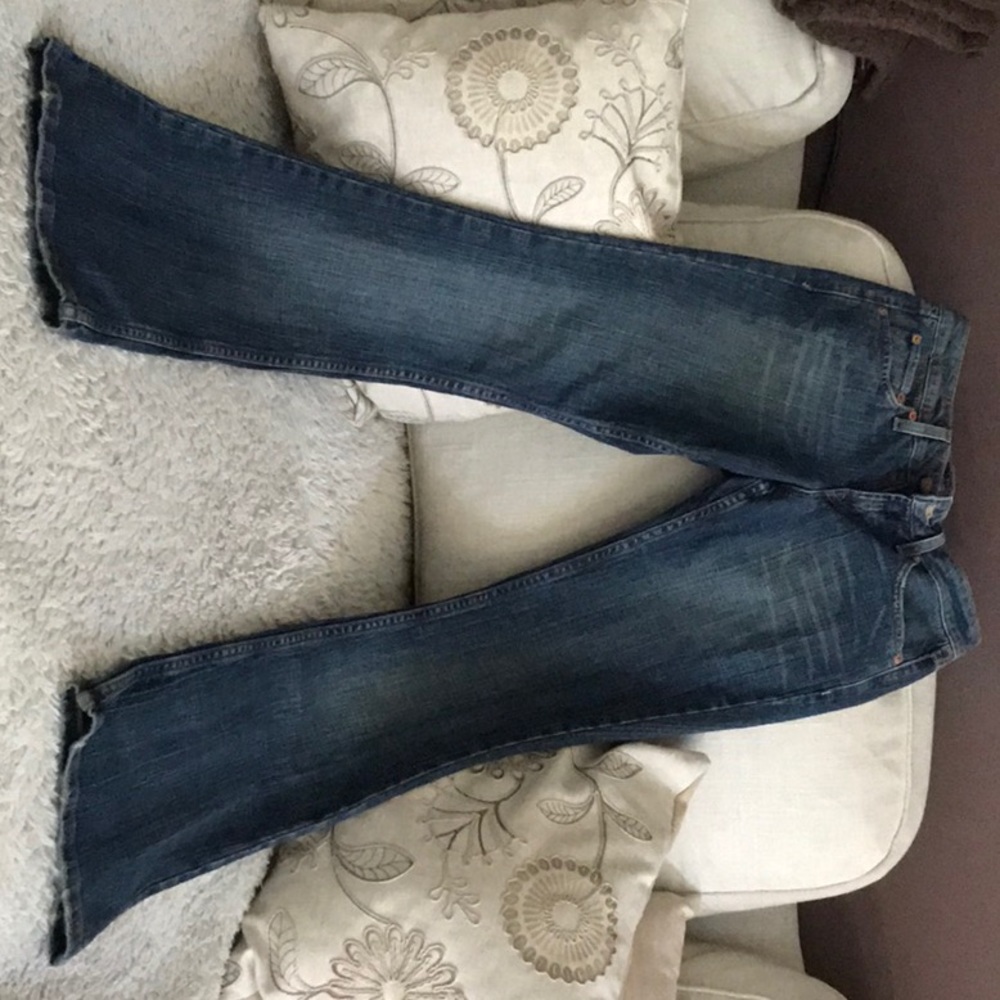 Levi’s 518  low boot cut blue  jeans